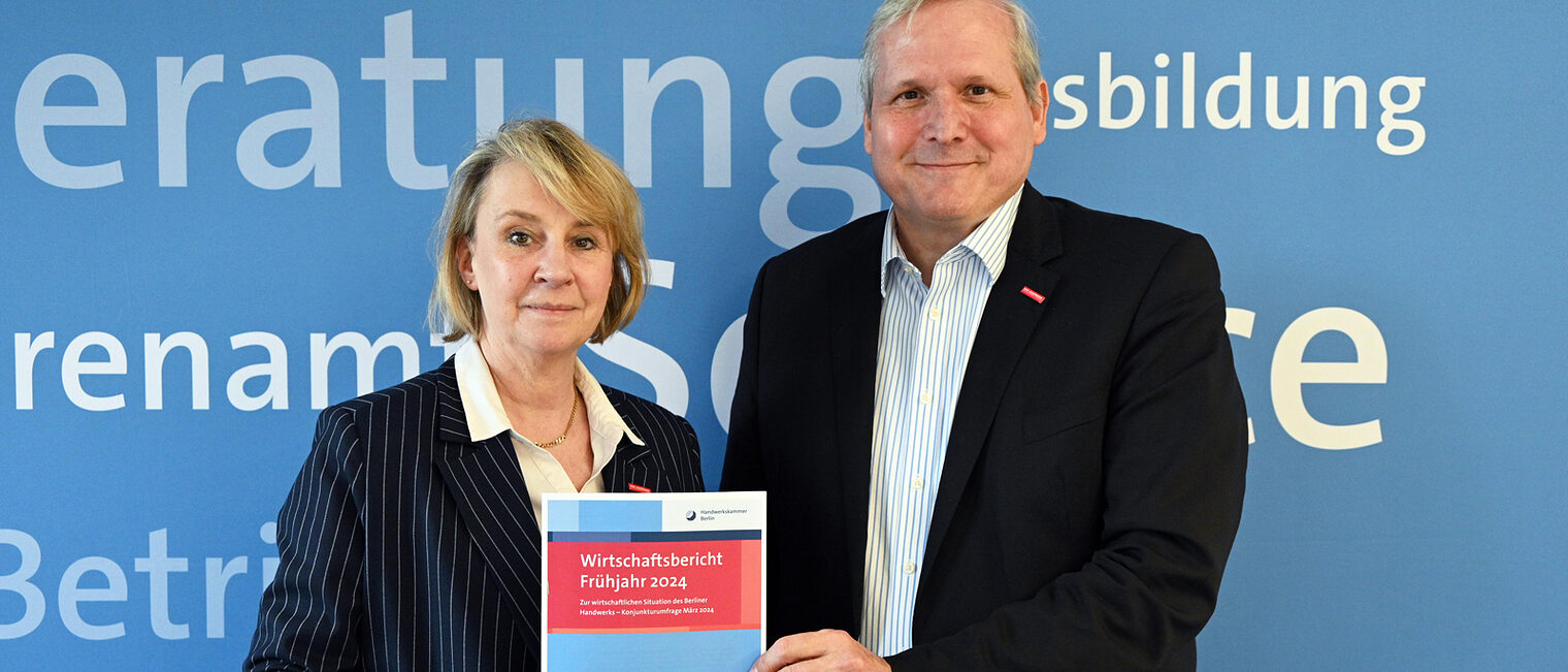 Handwerkskammerpräsidentin Carola Zarth und Hauptgeschäftsführer Jürgen Wittke präsentieren den Konjunkturbericht 2024 des Berliner Handwerks. 