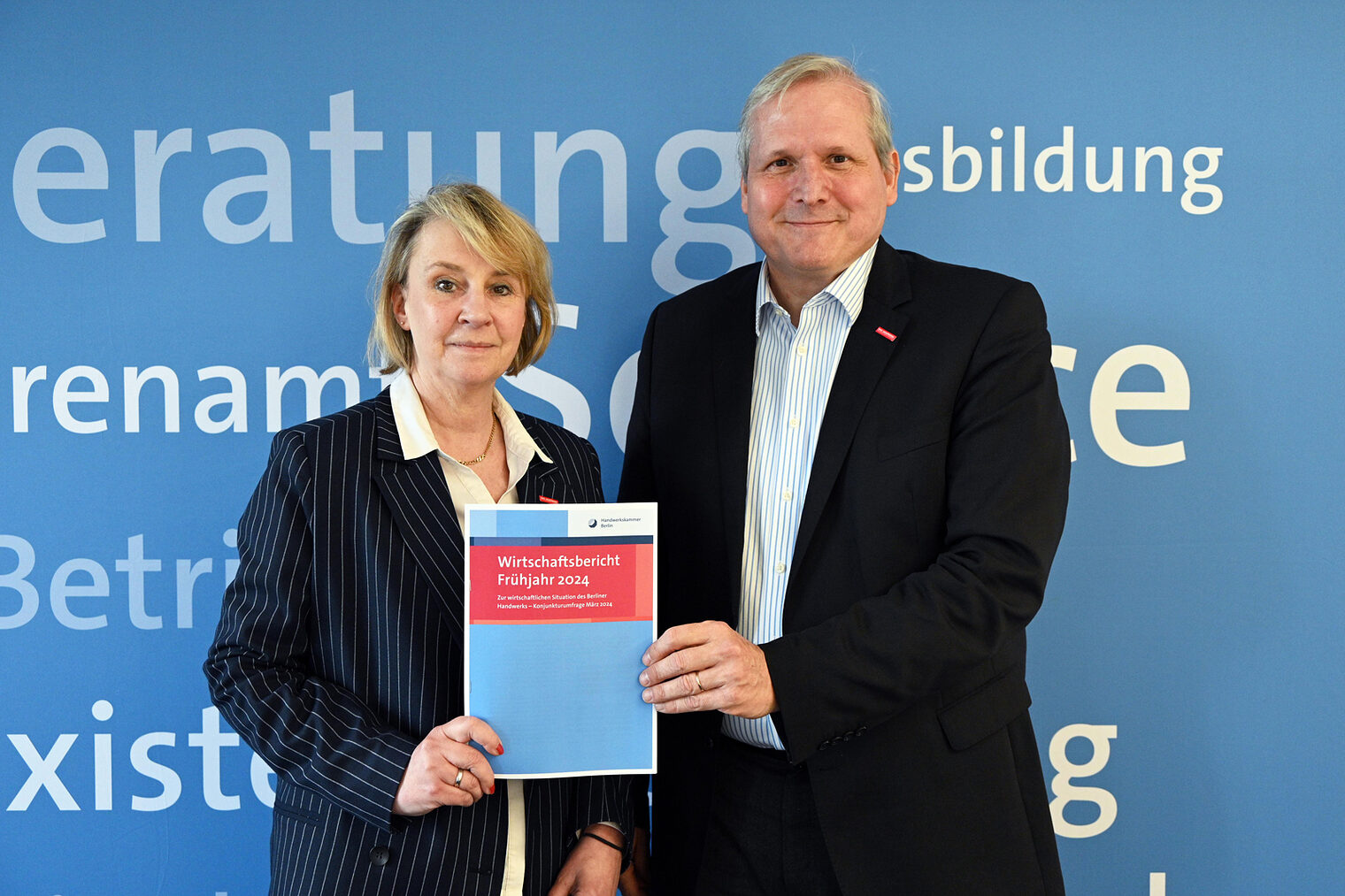 Handwerkskammerpräsidentin Carola Zarth und Hauptgeschäftsführer Jürgen Wittke präsentieren den Konjunkturbericht 2024 des Berliner Handwerks. 