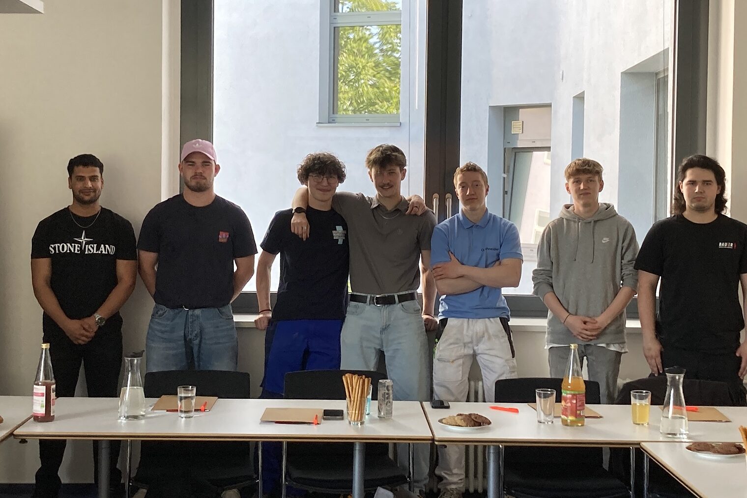 Azubibeirat der Handwerkskammer Berlin Sitzung 2025: sieben Azubis posieren stehend am langen Tisch