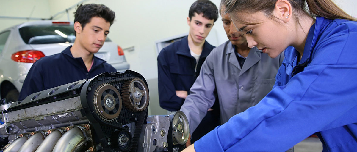 Ausbildung; Kfz-Mechaniker, Meister, Auszubildende, männlich, weiblich, Anleitung, Auto, Werkstatt, Motor, Reparatur, Werkzeug