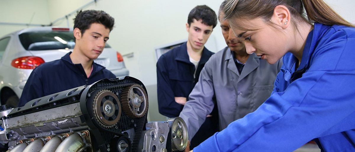 Ausbildung; Kfz-Mechaniker, Meister, Auszubildende, männlich, weiblich, Anleitung, Auto, Werkstatt, Motor, Reparatur, Werkzeug