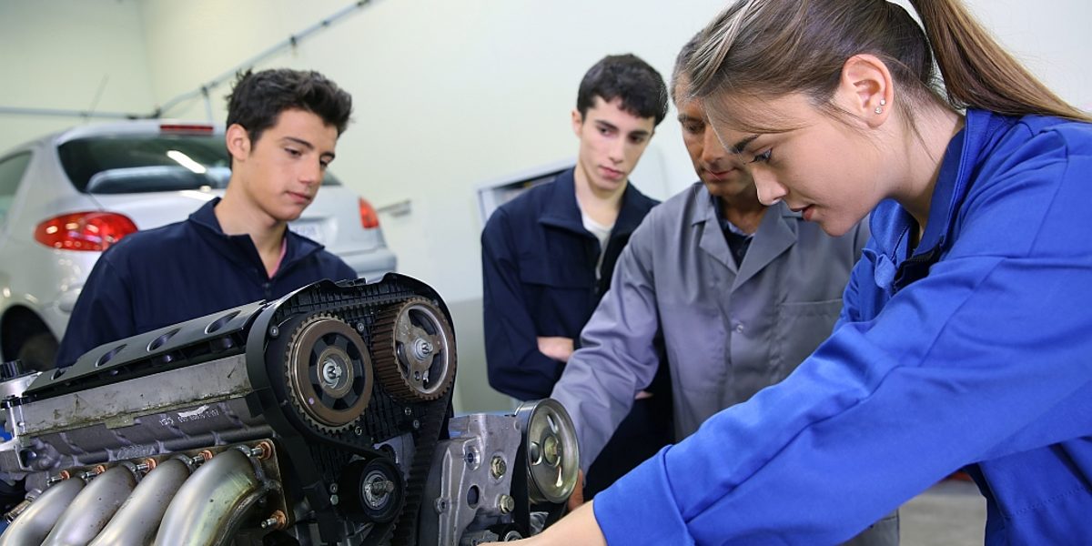 Ausbildung; Kfz-Mechaniker, Meister, Auszubildende, männlich, weiblich, Anleitung, Auto, Werkstatt, Motor, Reparatur, Werkzeug