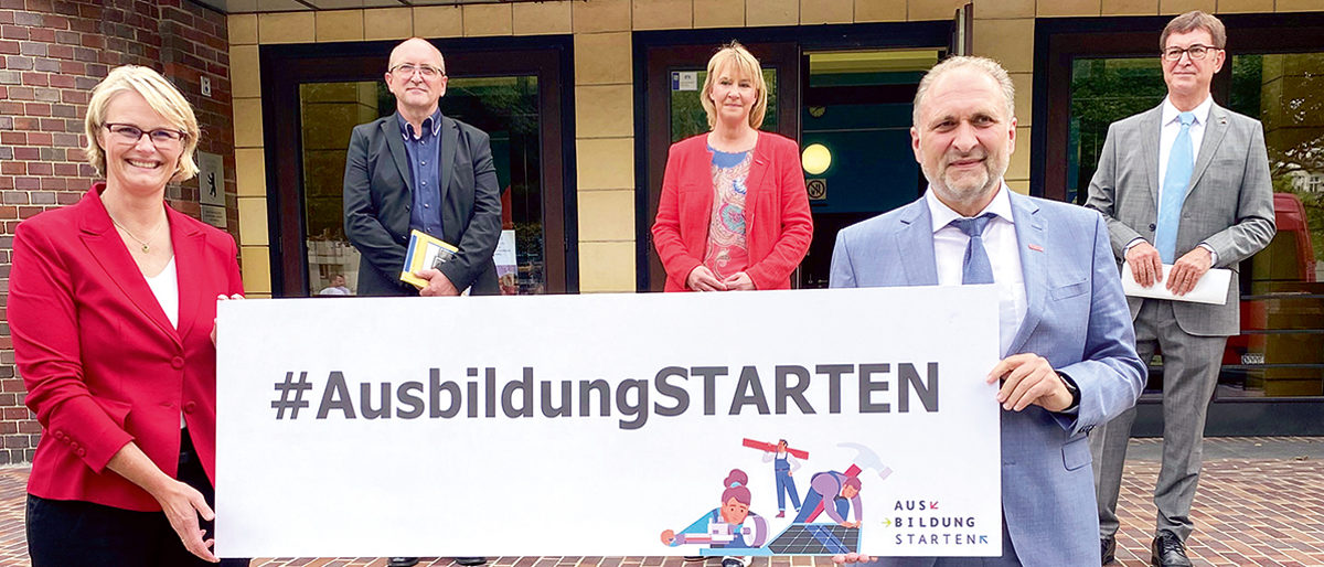 Anja Karliczek, Michael Nitsche, Carola Zarth, Hans Peter Wollseifer, Nihat Sorgec (v. l.) Gruppenbild zum Aktionstag Ausbildung starten mit Bundesbildungsministerin Anja Karliczek, Handwerkskammerpräsidentin Carola Zarth und Handwerkspräsident Hans Peter Wollseifer.