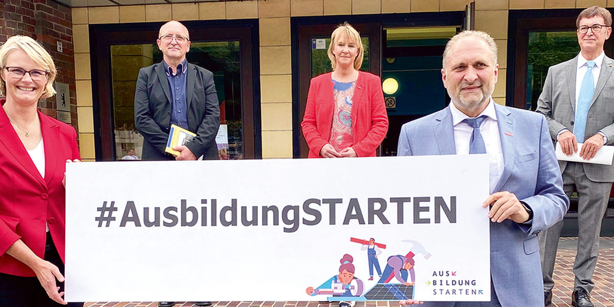 Gruppenbild zum Aktionstag Ausbildung starten mit Bundesbildungsministerin Anja Karliczek, Handwerkskammerpräsidentin Carola Zarth und Handwerkspräsident Hans Peter Wollseifer. 