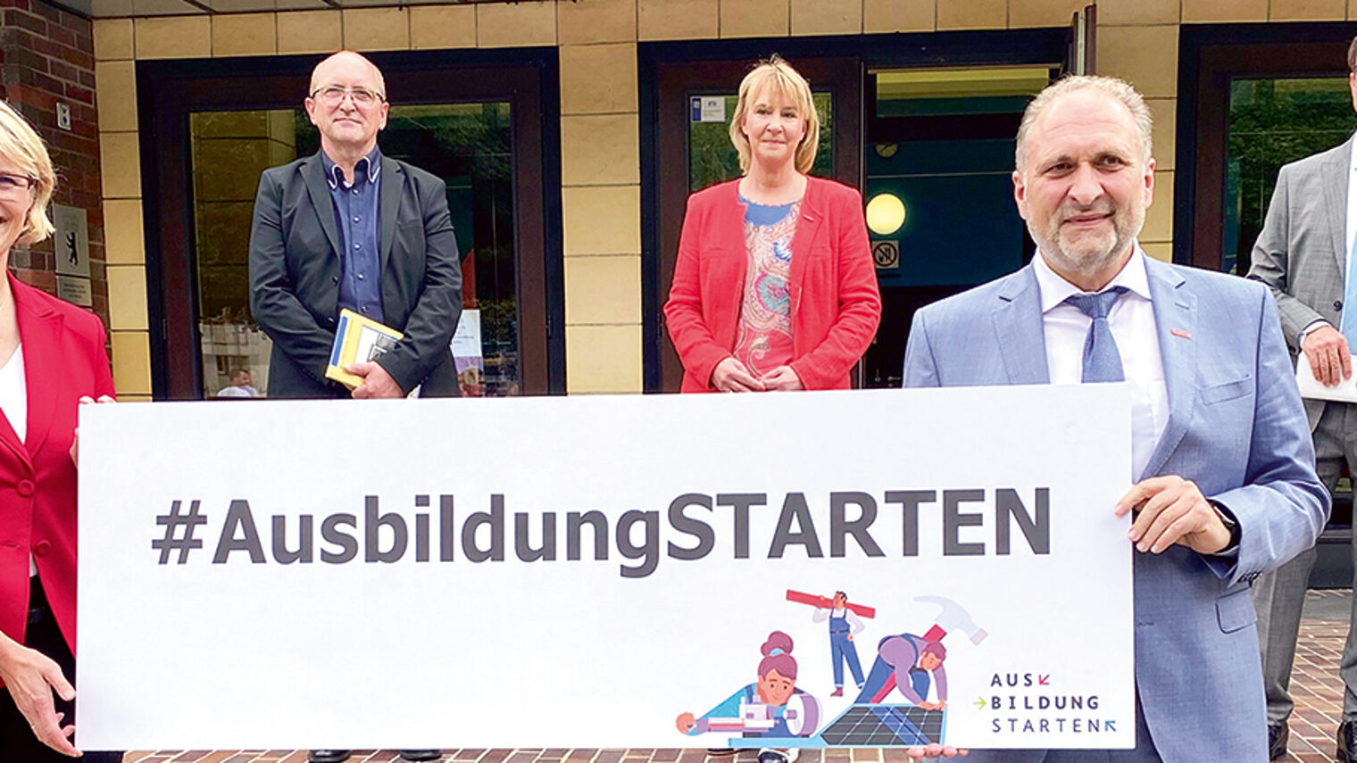 Gruppenbild zum Aktionstag Ausbildung starten mit Bundesbildungsministerin Anja Karliczek, Handwerkskammerpräsidentin Carola Zarth und Handwerkspräsident Hans Peter Wollseifer. 