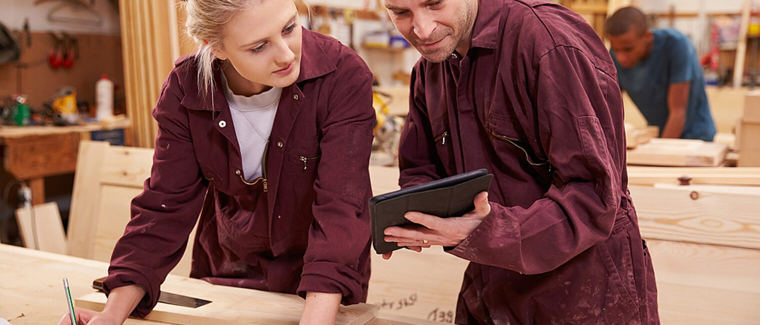 Tischler, Auszubildende, Planung, Ausbildung, Werkstatt, Handwerker, digitaler Tablet-Computer, Technologie, Holz, männlich, weiblich