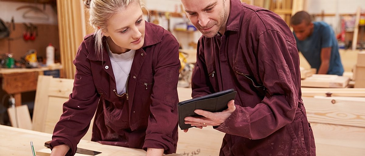 Tischler, Auszubildende, Planung, Ausbildung, Werkstatt, Handwerker, digitaler Tablet-Computer, Technologie, Holz, männlich, weiblich