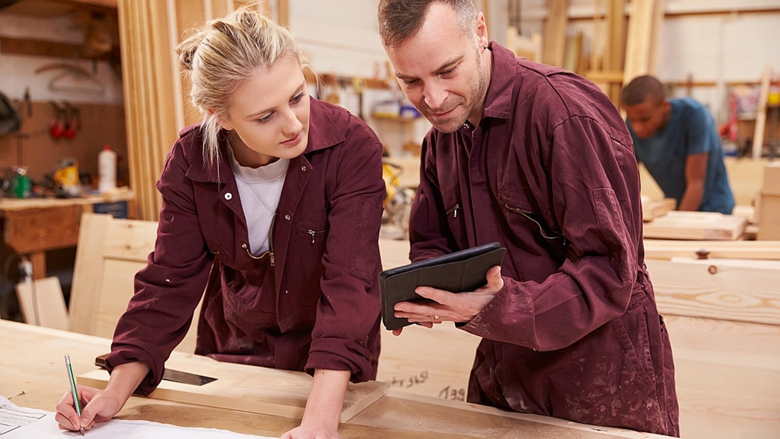 Tischler, Auszubildende, Planung, Ausbildung, Werkstatt, Handwerker, digitaler Tablet-Computer, Technologie, Holz, männlich, weiblich