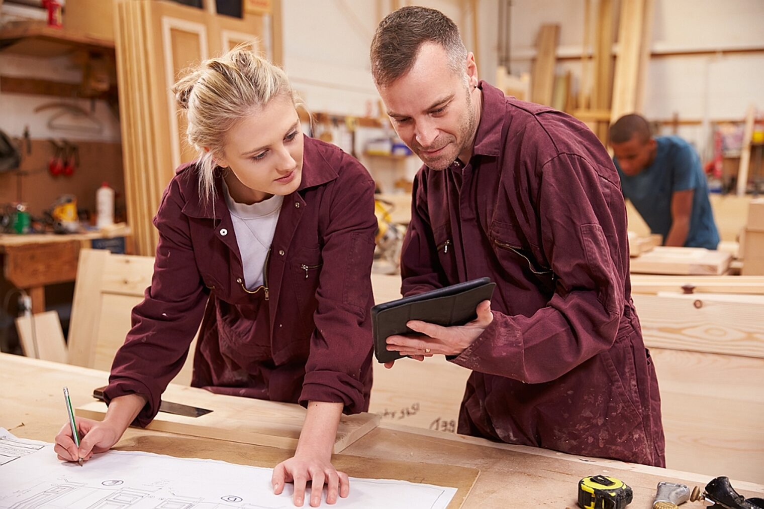 Tischler, Auszubildende, Planung, Ausbildung, Werkstatt, Handwerker, digitaler Tablet-Computer, Technologie, Holz, männlich, weiblich