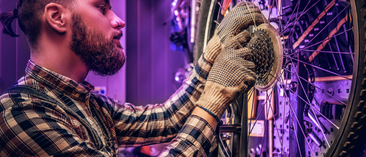 Handwerker repariert ein Fahrrad.