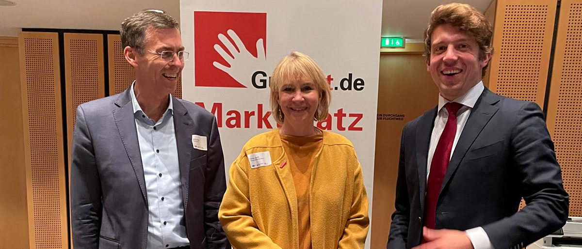 v.l.n.r.: Jürgen Grenz, Vorstand der Stiftung Gute-Tat, Carola Zarth, Präsidentin der Handwerkskammer Berlin, Daniel-Jan Girl, Präsident der Industrie- und Handelskammer Berlin Bilder der Veranstaltung "Gute-Tat-Marktplatz" am 10.11.2021 mit folgenden Personen: Jürgen Grenz, Vorstand der Stiftung Gute-Tat, Carola Zarth, Präsidentin der Handwerkskammer Berlin, Daniel-Jan Girl, Präsident der Industrie- und Handelskammer Berlin