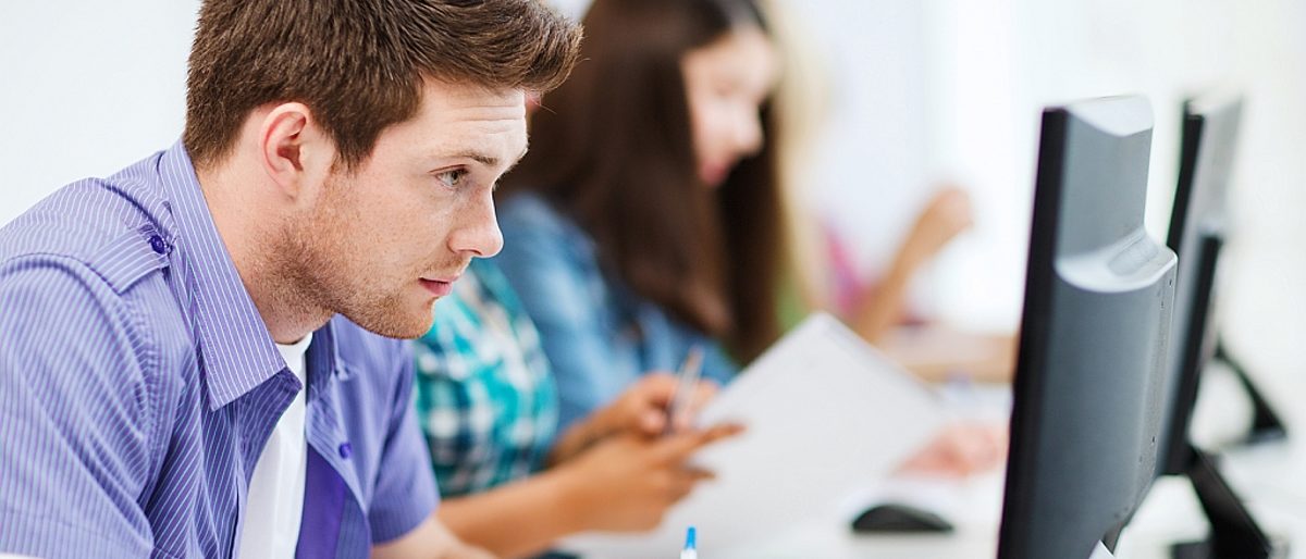 Bildung, Ausbildung, Mann, jung, Monitor, Schule, Technik, PC, Computer, Internet, E-Learning
