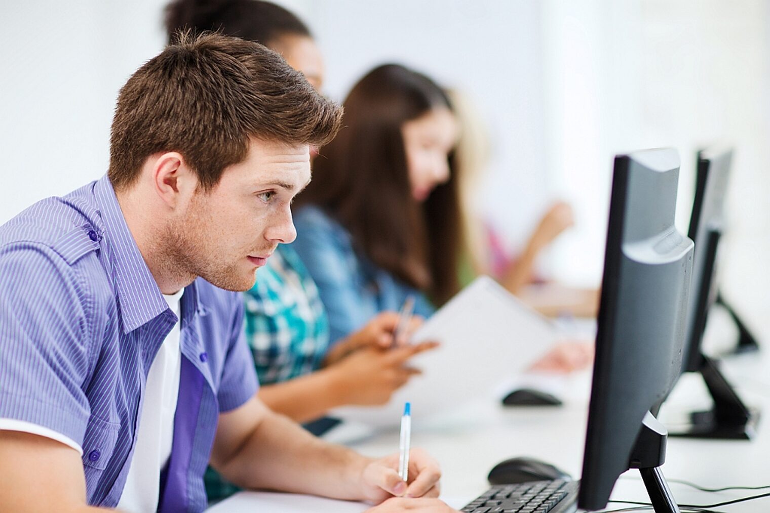 Bildung, Ausbildung, Mann, jung, Monitor, Schule, Technik, PC, Computer, Internet, E-Learning