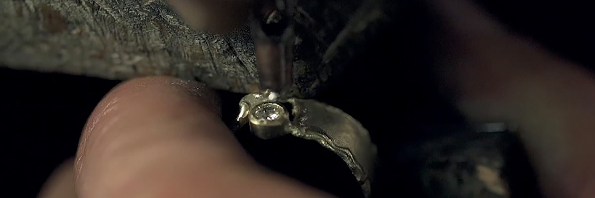 Kunsthandwerkerin schmiedet einen goldenen Ring