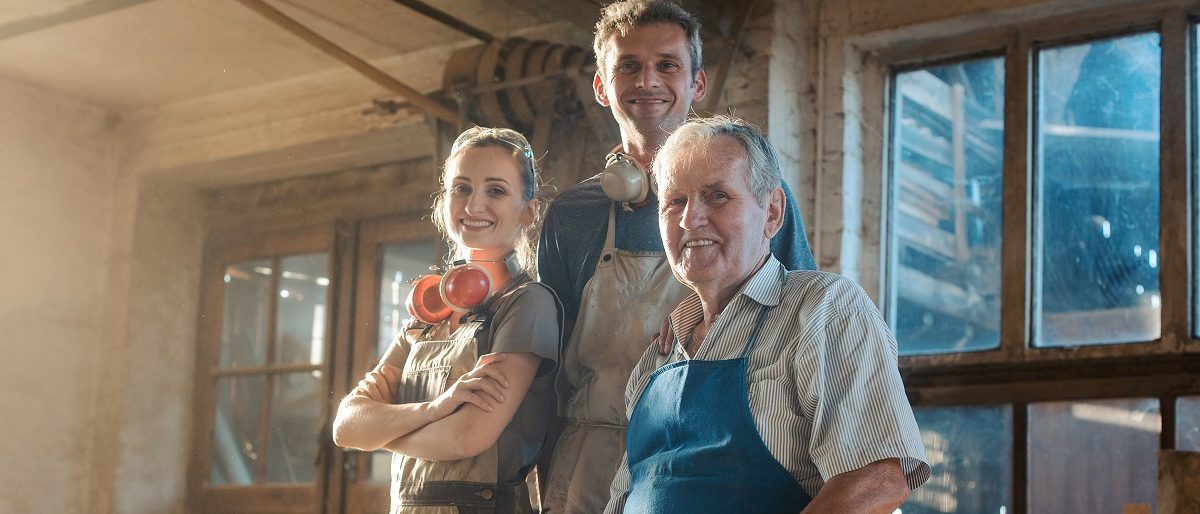 Tischler in der Werkstatt mehrere Generationen