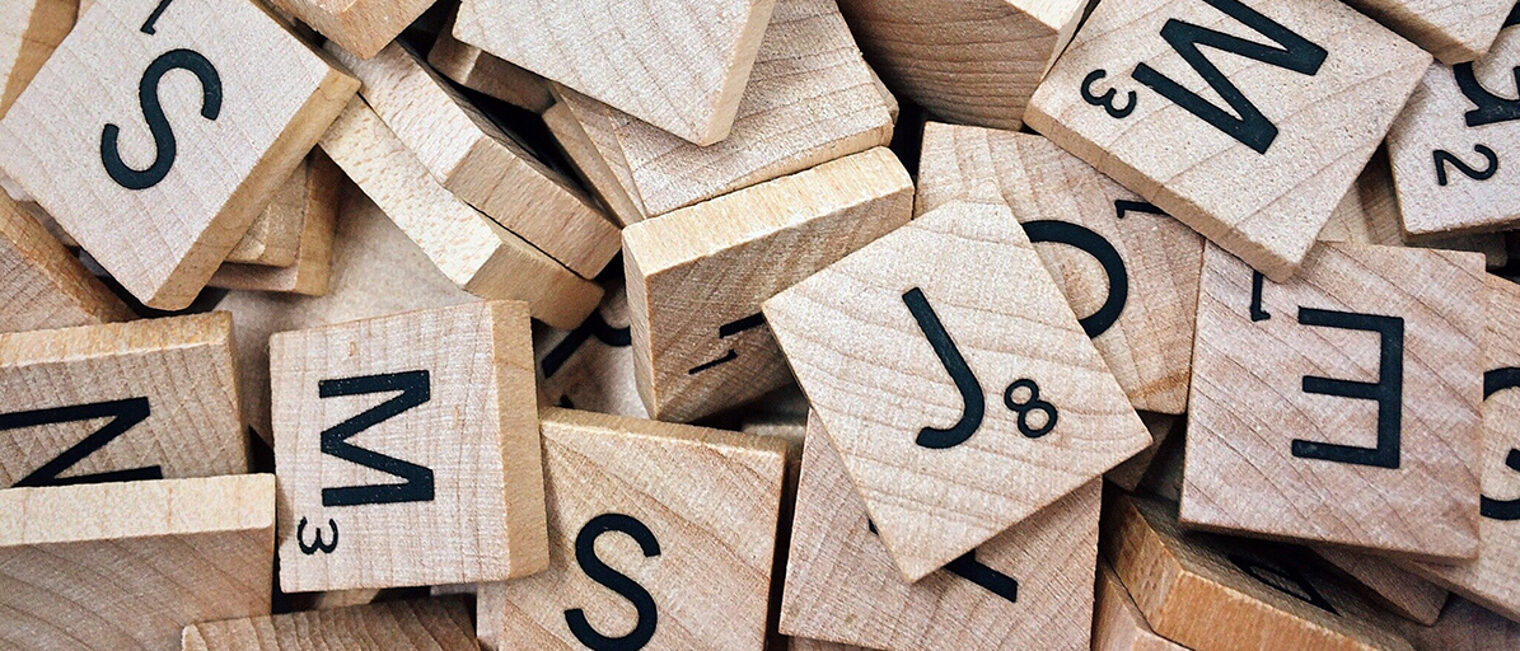 Holzteile mit Buchstaben von einem Scrabble-Spiel