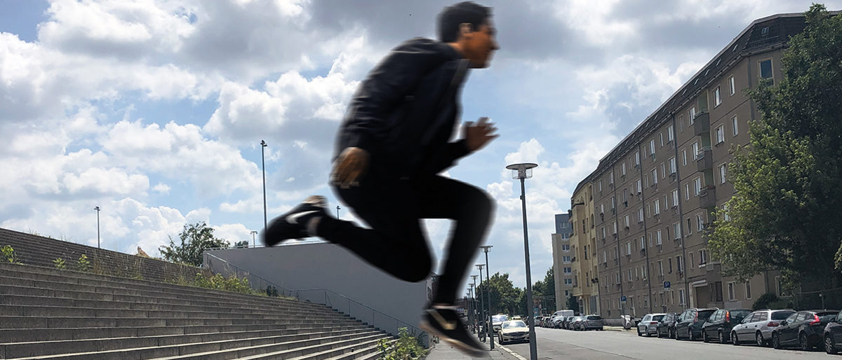 Ein junger Mann springt in die Luft.