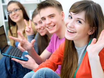 Close-up of four teenagers laughing and gesturing at camera Schlagwort(e): teens, student, education, teenager, college, friendship, people, looking, smile, smiling, years, school, young, male, happiness, youth, portrait, toothy, cheerful, female, casual, happy, group, camera, woman, secondary, caucasian, fun, laughing, studying, adult, cute, together, friends, expression, girl, carefree, man, enjoyment, boy, child, textbook, 18-19, person, couple, joy, positive, refreshment, gesture