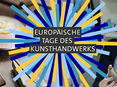 Kunsthandwerkerin mit Kunsthandwerk und dem Logo der Europäischen Tage des Kunsthandwerk 2022