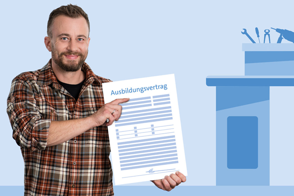 Kollege der Ausbildungsberatung der Handwerkskammer Berlin mit einem Ausbildungsvertrag in der Hand.
