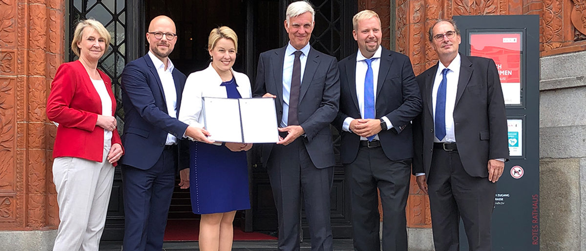 v.l.n.r.: Carola Zarth, Präsidentin, Handwerkskammer Berlin; Sebastian Stietzel, Präsident, IHK Berlin; Franziska Giffey, Regierende Bürgermeisterin von Berlin; Stephan Schwarz, Wirtschaftssenator; Björn Fromm, Präsident, Handelsverband Berlin-Brandenburg e. V.; Stefan Moschko, Präsident, UVB Gruppenbild: Wirtschaft und Senat stellen die Charta "Wirtschaft spart Energie" vor