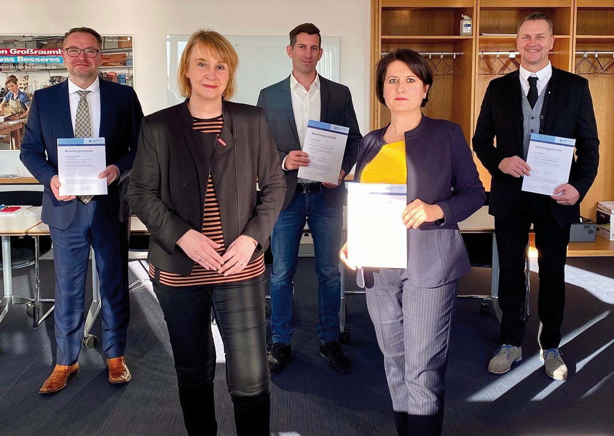 Sachverständige bei ihrer Vereidigung mit Ihren Bestellungsurkunden, Gruppenbild mit Präsidentin der Handwerkskammer Carola Zarth