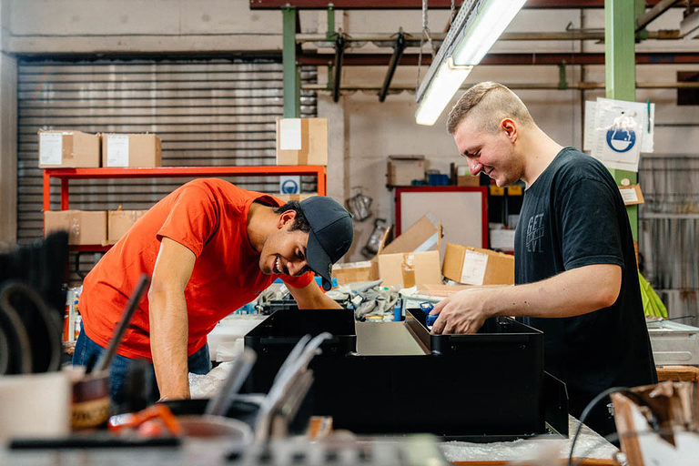 Zwei Verfahrensmechaniker-Azubis beim Arbeiten in einer Ausbildungswerkstatt