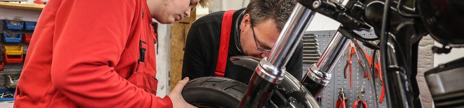 Zweiradmechatroniker, Azubi, Ausbilder, Ausbildung, Willkommen im Handwerk
