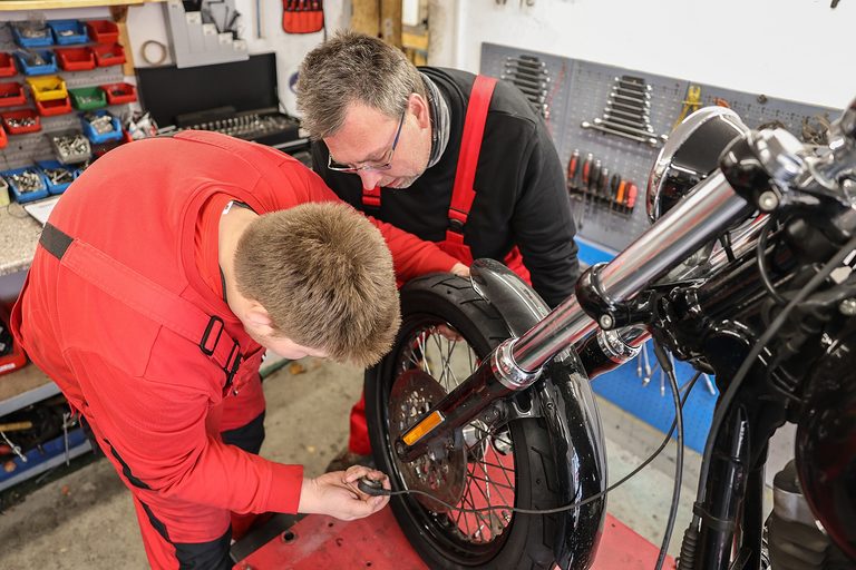 Zweiradmechatroniker, Azubi, Ausbilder, Ausbildung, Willkommen im Handwerk