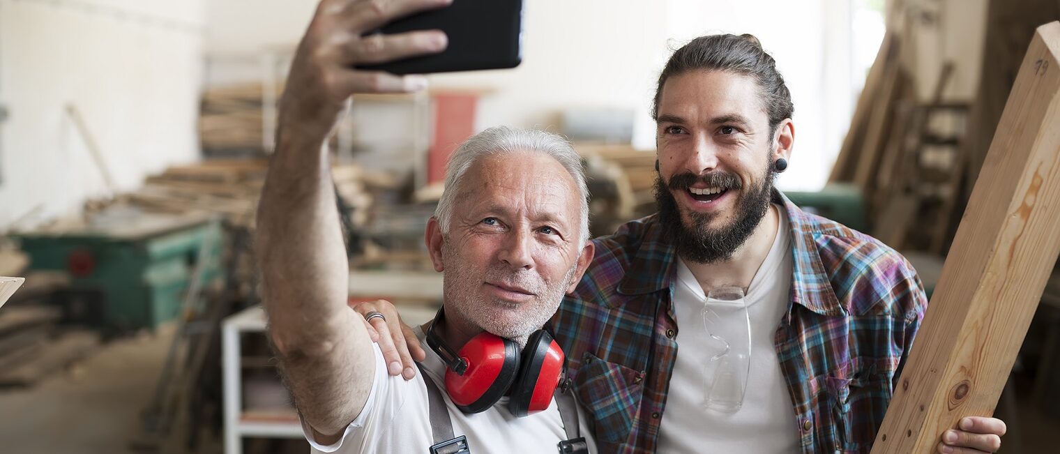 Social Media, Smartphone, Selfie, Eigenheimzusatz, Bauarbeiter, Aktive Senioren, Foto