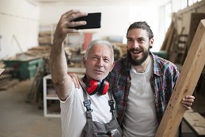 Social Media, Smartphone, Selfie, Eigenheimzusatz, Bauarbeiter, Aktive Senioren, Foto