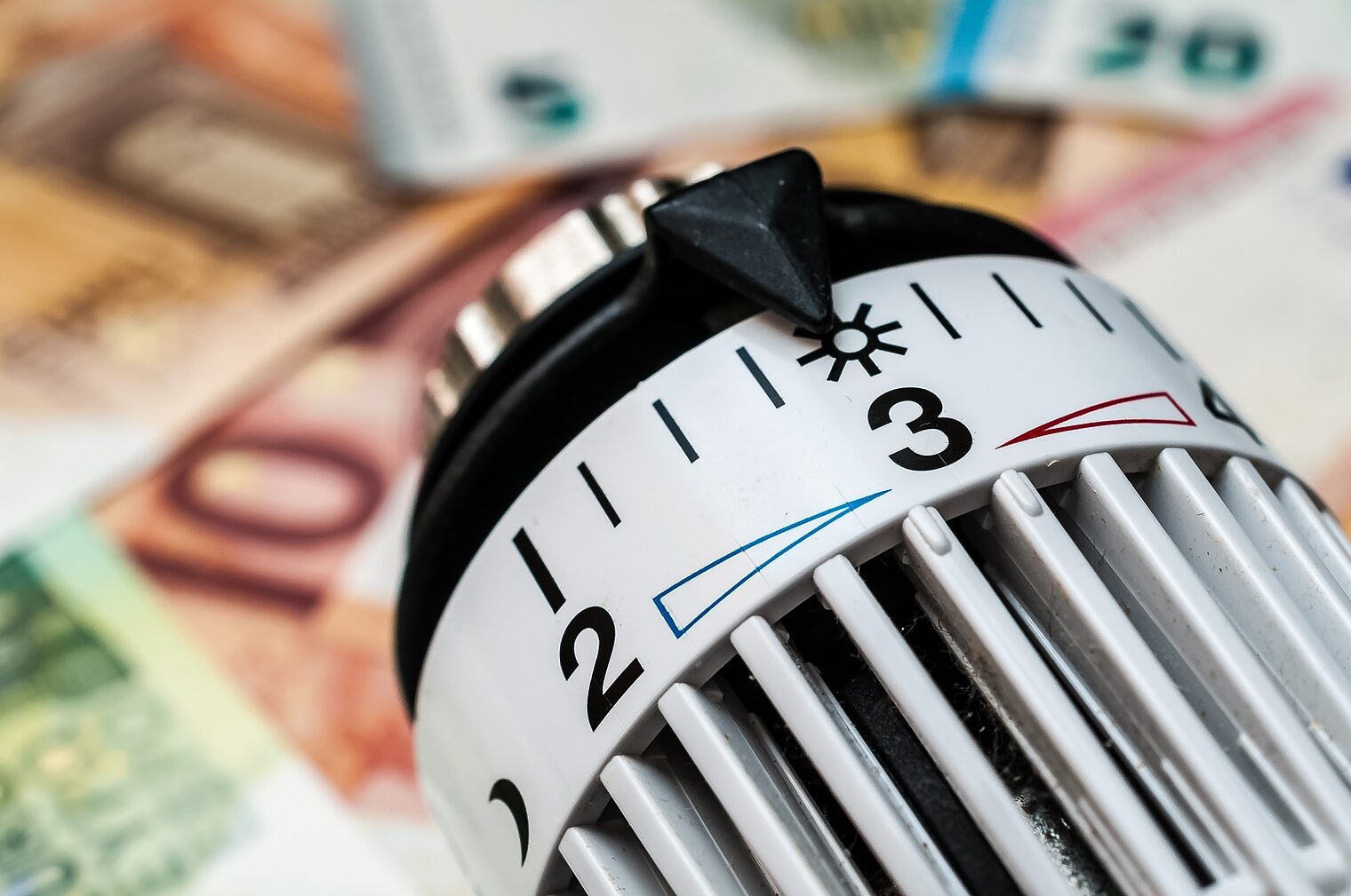 heizung, energiekosten, heizungsthermostat, energiekrise, geld, kosten, euroscheine, nebenkosten, heizkostenabrechnung,