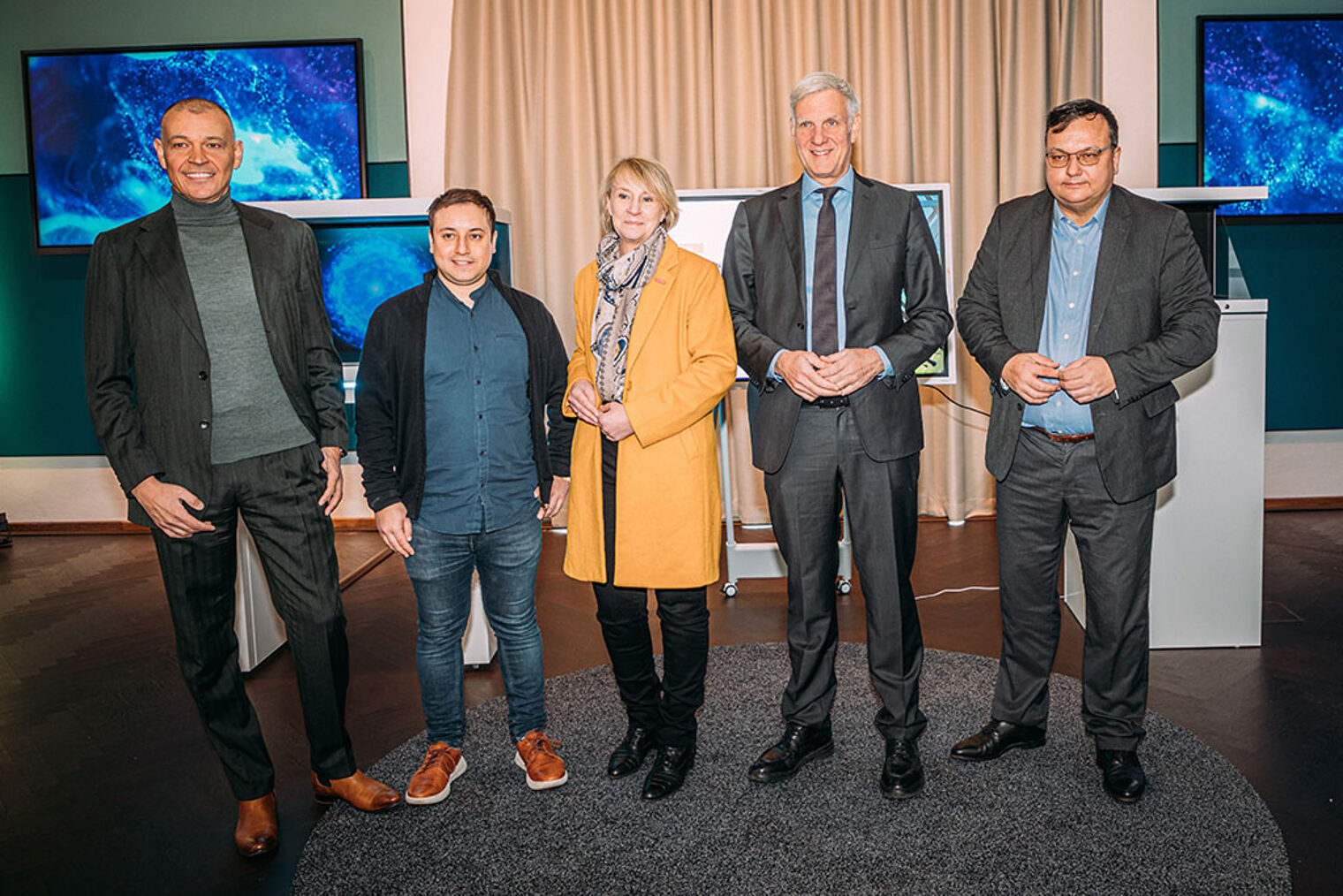 WISTA-Geschäftsführer Roland Sillmann, Start-up-Gründer Cristian Amaya, Carola Zarth, Präsidentin der Handwerkskammer Berlin, Wirtschaftssenator Stephan Schwarz und Lichtenbergs Bürgermeister Michael Grunst (v. l.). präsentieren die Pläne für den landeseigenen Gewerbehof in Lichtenberg