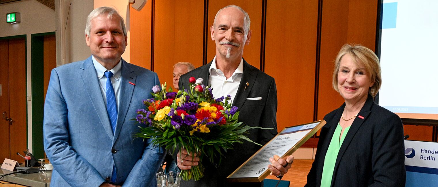 Hauptgeschäftsführer Jürgen Wittke, Vorstandsmitglied Klaus-Dieter Müller, Präsidentin Carola Zarth (v.l.) Handwerkszeichen, Ehrennadel in Gold für K.-D. Müller Vollversammlung der Handwerkskammer Berlin am 27.4.23