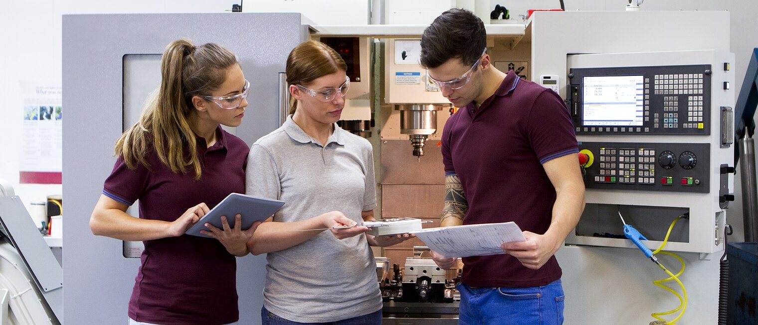 Tablet, Personengruppe, Auszubildende, Bildung, Auszubildender, Ausbilder, Beruf, Werkstatt, Arbeitsplatz,