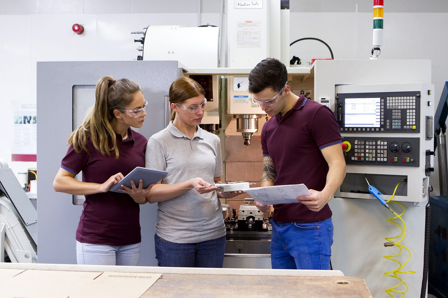Tablet, Personengruppe, Auszubildende, Bildung, Auszubildender, Ausbilder, Beruf, Werkstatt, Arbeitsplatz,