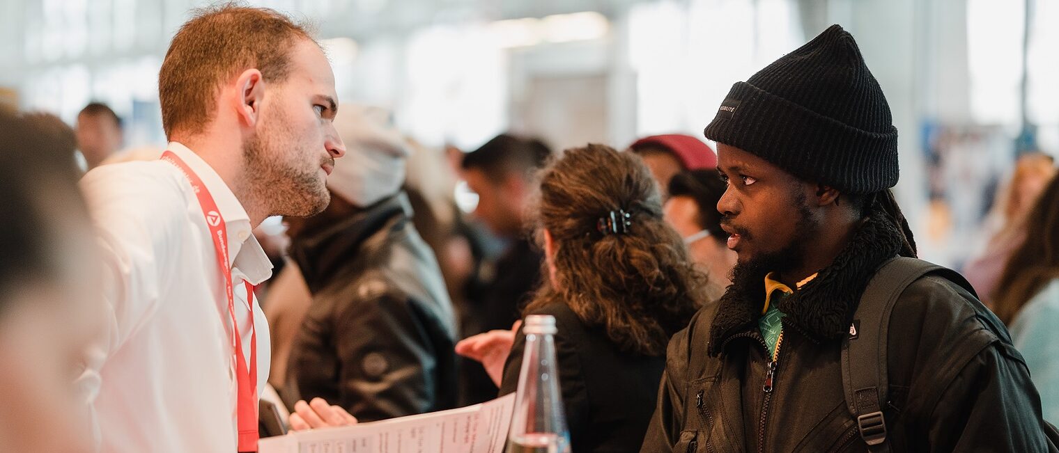Internationale Jobmesse bei der IHK Berlin Erwachsener, Mantel, Weiblich, Hut, Innenbereich, Männlich, Mann, Menschen, Person, Frau, Messe, Jobmesse, Beratung