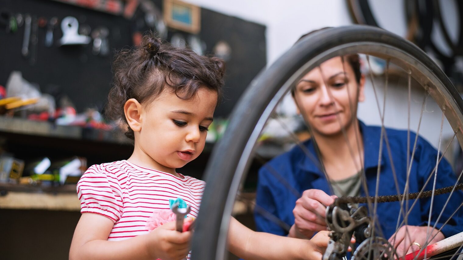  Fahrrad, Fahrradwerkstatt, Rad, Reparatur, Frau, Kind, Mädchen, Familie, Werkzeug, Handwerk