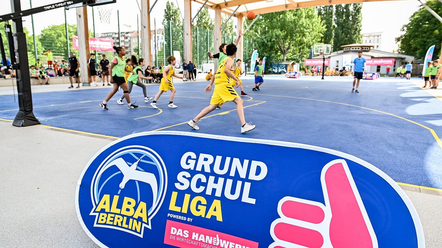 Max-Schmeling-Halle in Berlin/ Logo: Alba Berlin, Grundschulliga, presented by @dashandwerk, das Handwerk, Basketball, Turnier 