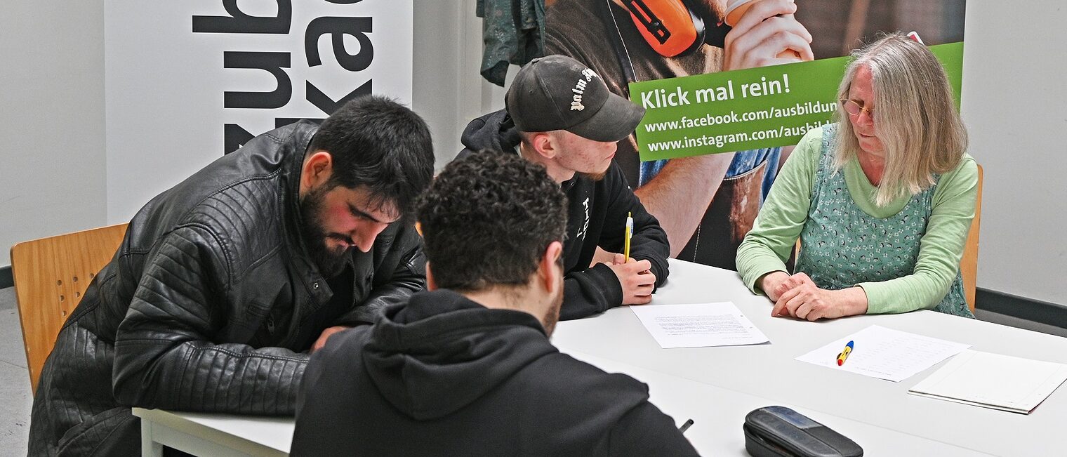 Unterricht in der Lese- und Schreibwerkstatt: Jeder Teilnehmende erhält eine individuelle Betreuung. junge Azubis, Leseschwäche, Workshop, Seminarleiterin Handwerk, Azubi Akademie