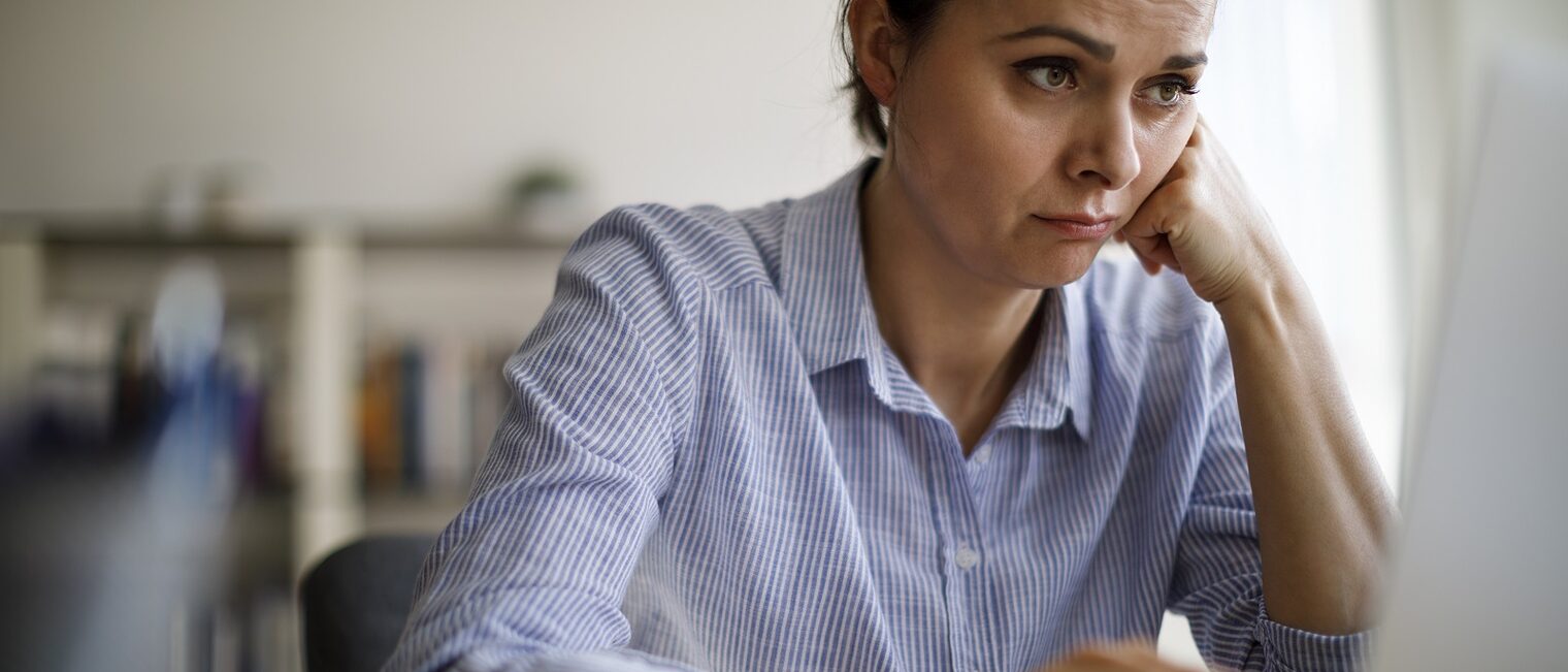 Büro, Frau, Notebook, Technologie, überfordert, unzufrieden, Forderungsmanagement
