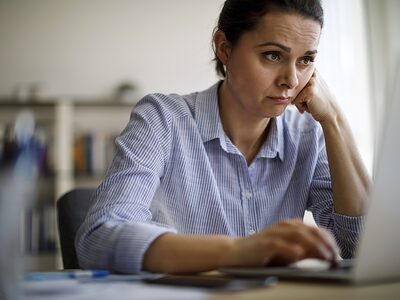 Büro, Frau, Notebook, Technologie, überfordert, unzufrieden, Forderungsmanagement