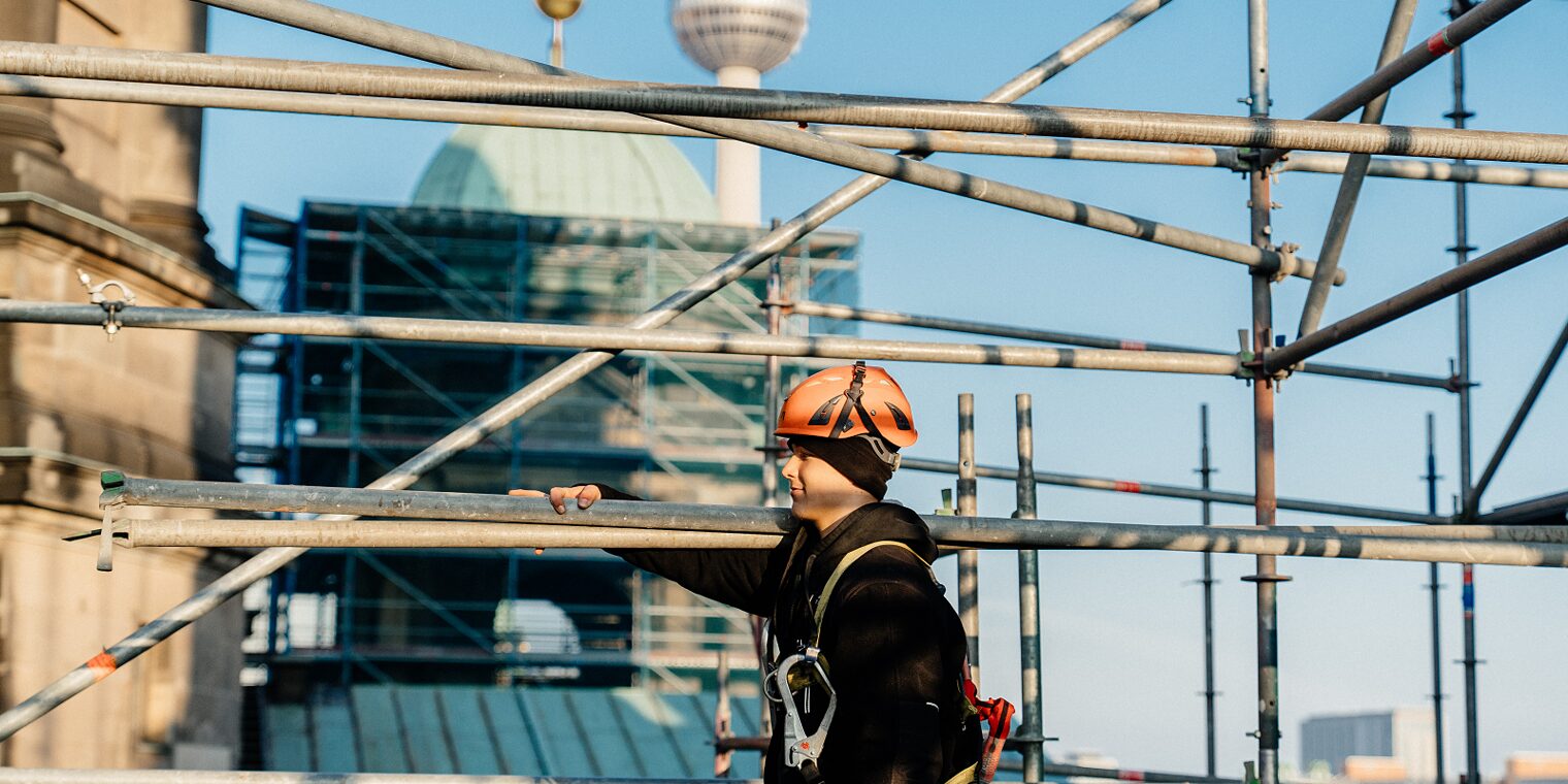 Tag des Handwerks 2023, Imagekampagne, Wir machen, was Berlin ausmacht, Handwerk, Gerüstbau Tisch, Fernsehturm, Alex