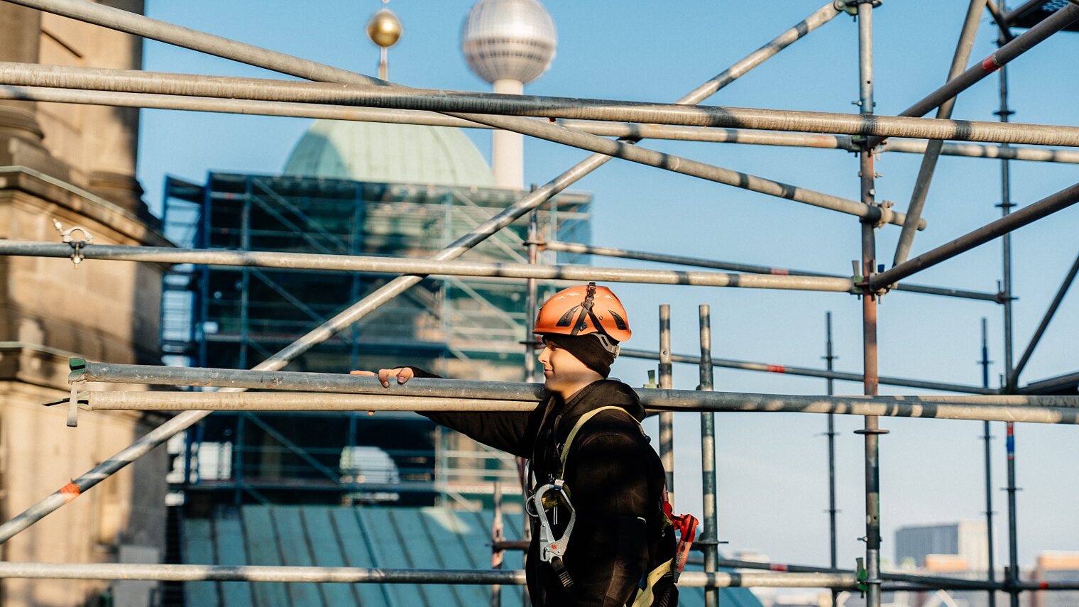 Tag des Handwerks 2023, Imagekampagne, Wir machen, was Berlin ausmacht, Handwerk, Gerüstbau Tisch, Fernsehturm, Alex