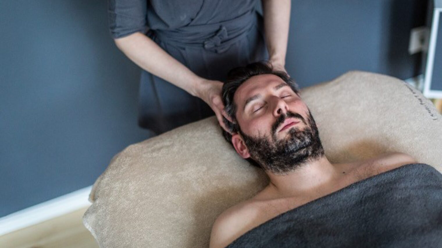 Tag des Handwerks 2023, Imagekampagne, Handwerk, Massage, Kopf, Nacken eines Mannes, Massagebett, Kosmetikerin