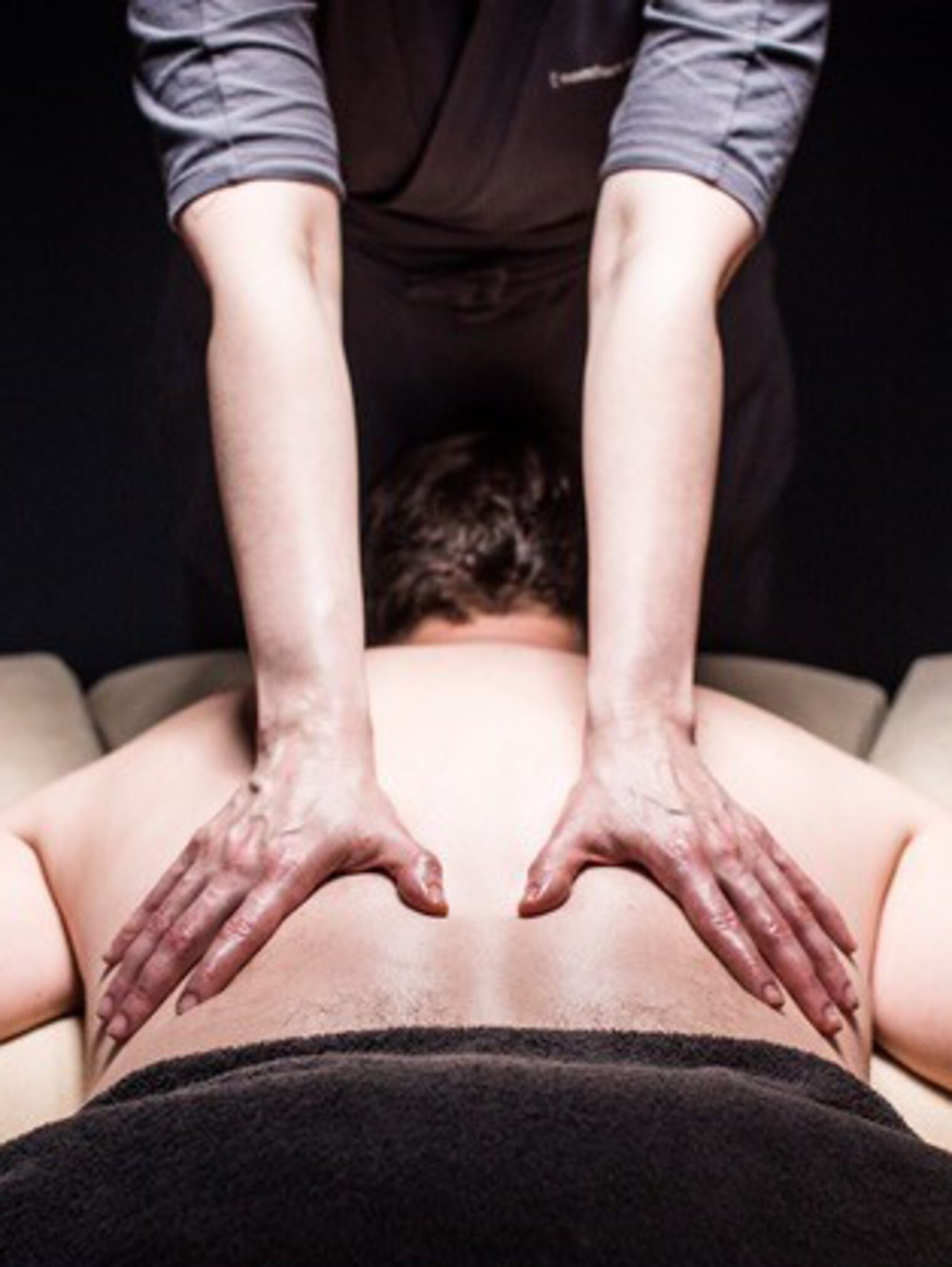 Tag des Handwerks 2023, Imagekampagne, Handwerk, Massage, Rücken, Mann, Massagebett, Kosmetikerin