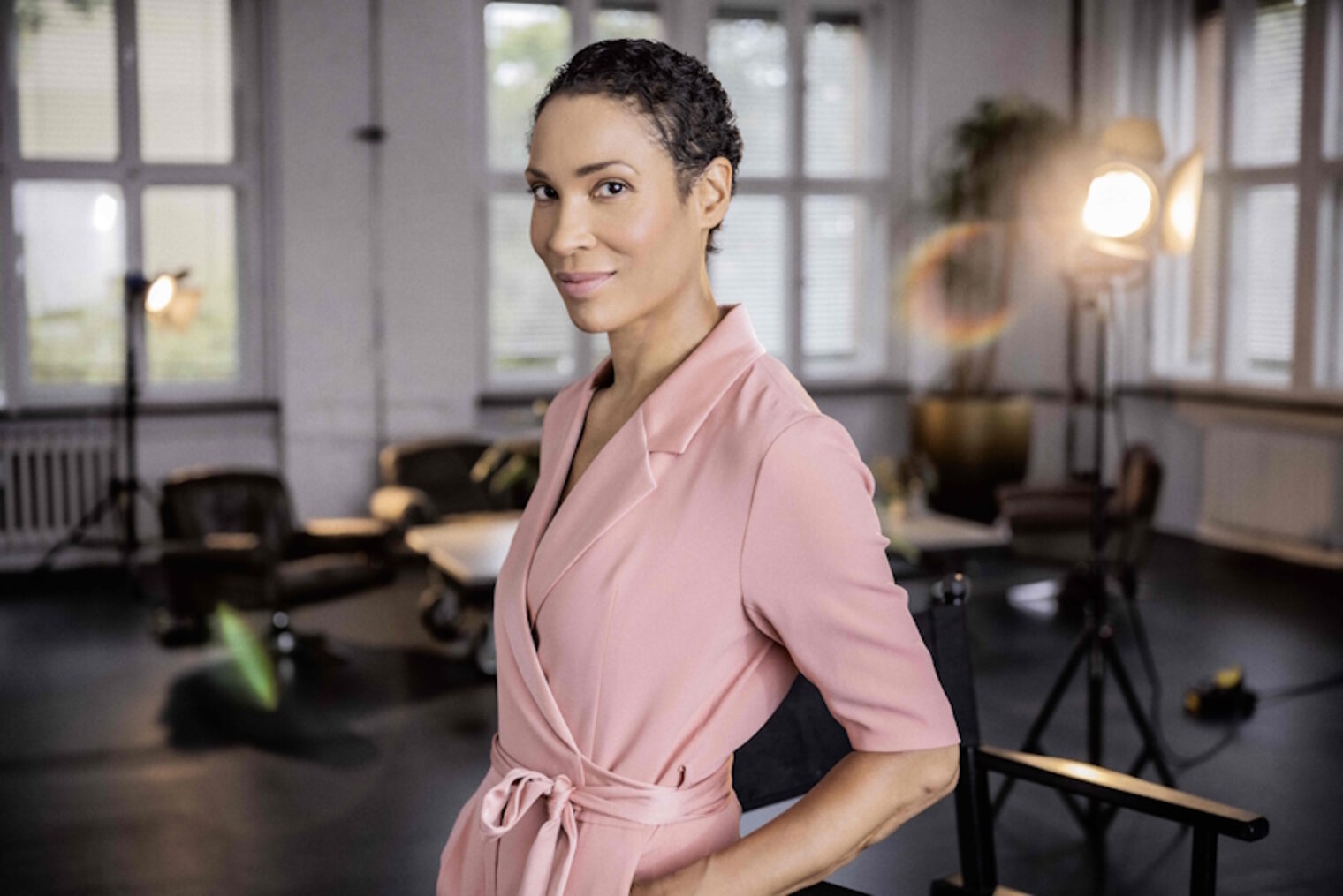 Frau Annabelle Mandeng in einem Fotostudio mit Leuchte und Fenstern im Hintergrund