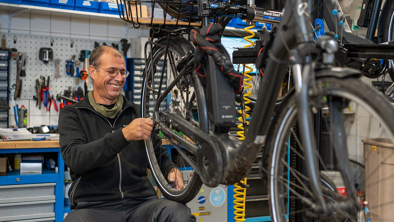 Tag des Handwerks 2023, Imagekampagne, Wir machen, was Berlin ausmacht, Mountainbike, Werkstatt Zweiradmechatroniker- e-motion