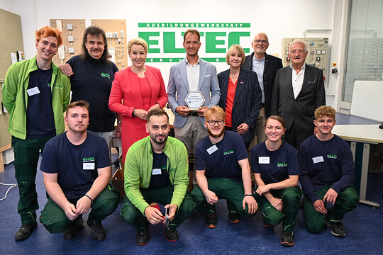 Handwerkskammerpräsidentin Carola Zarth und Senatorin für Wirtschaft, Energie und Betriebe, Franziska Giffey übergeben neues Qualitätssiegel an Ausbildungsbetrieb ELTEC Service GmbH