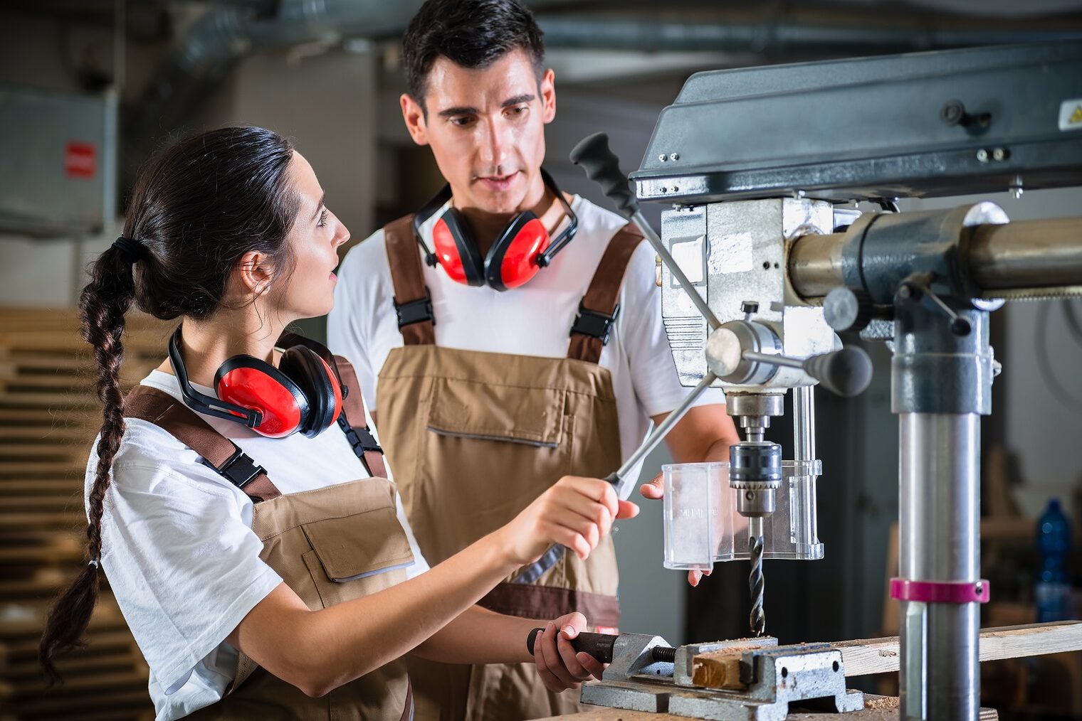 Tischler, Mann, Frau, Mädchen, Lernen, Lehren, Ausbildung, Meister, Werkstatt, Tischlerei, Holzwerkstatt, Holzbearbeitung